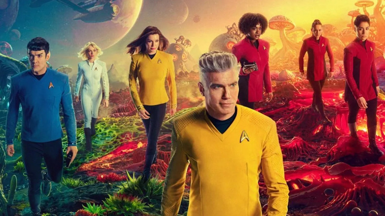 The Cast of Star Trek: Strange New Worlds berjalan melintasi lanskap alien