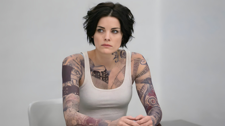 Jane Doe duduk di meja di blindspot