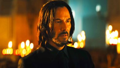 John Wick berdiri di ruang yang terang lilin di John Wick