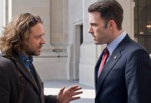 Cal McAffrey (Russell Crowe) dan Stephen Collins (Ben Affleck) memakai jas bisnis dan melakukan percakapan yang intens dengan ekspresi serius di luar gedung pemerintah dalam sebuah adegan dari keadaan permainan