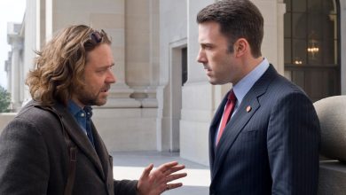 Cal McAffrey (Russell Crowe) dan Stephen Collins (Ben Affleck) memakai jas bisnis dan melakukan percakapan yang intens dengan ekspresi serius di luar gedung pemerintah dalam sebuah adegan dari keadaan permainan