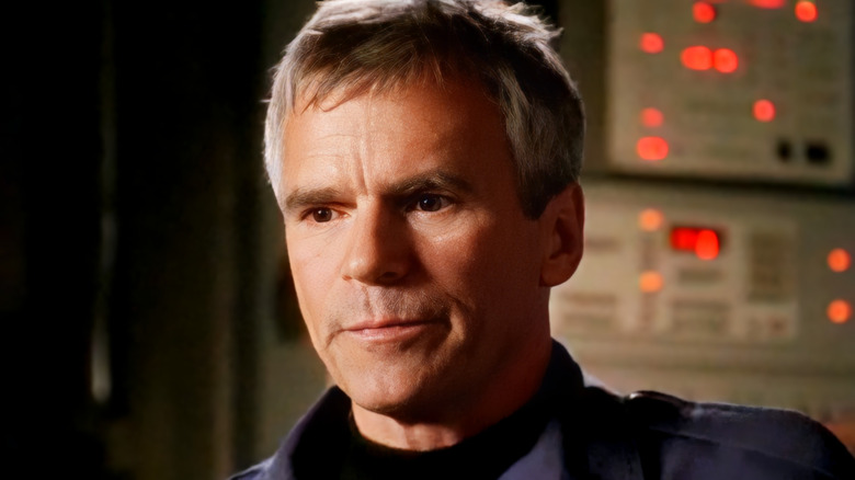 Kolonel Jack O'Neill menawarkan ekspresi serius pada Stargate SG-1