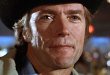 Philo Beddoe dari Clint Eastwood melihat ke seberang bingkai di mana pun tetapi longgar