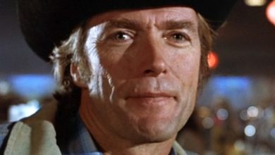 Philo Beddoe dari Clint Eastwood melihat ke seberang bingkai di mana pun tetapi longgar