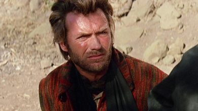 Clint Eastwood sebagai Hogan menyipit di dua bagal untuk Sister Sara