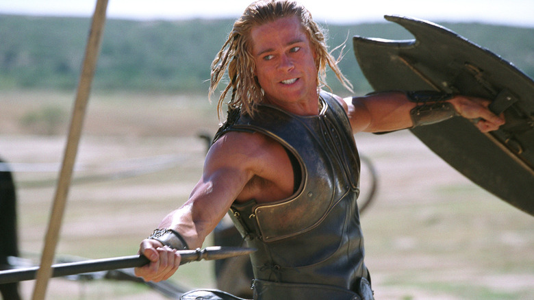 Brad Pitt sebagai Achilles berkelahi dengan pedang dan perisai di Troy