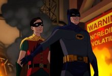 Robin dan Batman di pabrik yang meledak di Batman vs Tw. Face