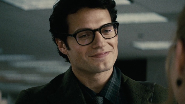 Henry Cavill sebagai Clark Kent tersenyum di Man of Steel