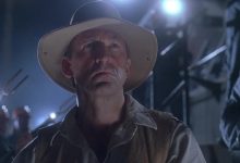Bob Peck sebagai Muldoon Menonton Raptor Beeing diangkut ke pena di adegan pembukaan Jurassic Park