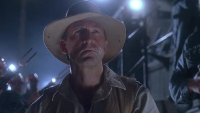 Bob Peck sebagai Muldoon Menonton Raptor Beeing diangkut ke pena di adegan pembukaan Jurassic Park