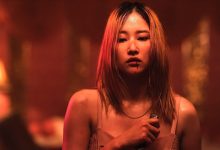 Jang Ok-Ju (Jeon Jong-Seo) memegang pisau di rumah kaca neon-lit di Ballerina (2023)