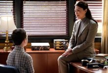 Carol Lee duduk di meja berbicara dengan Sheldon Cooper di Sheldon muda