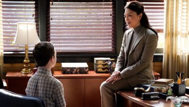Carol Lee duduk di meja berbicara dengan Sheldon Cooper di Sheldon muda