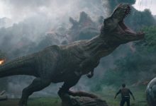 T-Rex meraung saat gunung berapi meletus di dunia Jurassic: Fallen Kingdom