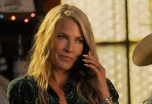 Ali Larter di telepon di Landman