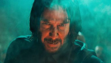 Keanu Reeves 'John Wick terlihat intens saat dia mengintip melalui asap di John Wick Bab 4