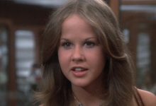 Linda Blair sebagai Regan MacNeil yang tampak penasaran di Exorcist II: The Heretic