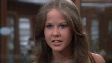 Linda Blair sebagai Regan MacNeil yang tampak penasaran di Exorcist II: The Heretic