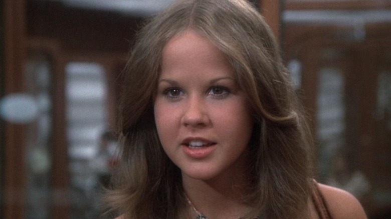 Linda Blair sebagai Regan MacNeil yang tampak penasaran di Exorcist II: The Heretic