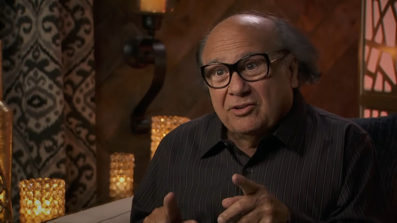 Danny DeVito sebagai Frank melakukan wawancara di selalu cerah di Philadelphia