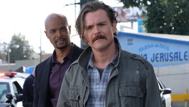 Clayne Crawford sebagai Martin Riggs Standing adalah depan Damon Wayans sebagai Roger Murtaugh di acara TV senjata mematikan