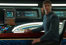 Ethan Peck saat Spock duduk di konsolnya di jembatan kapal luar angkasa di Star Trek: Strange New Worlds