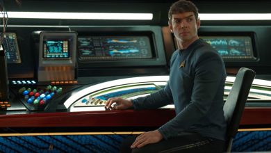 Ethan Peck saat Spock duduk di konsolnya di jembatan kapal luar angkasa di Star Trek: Strange New Worlds