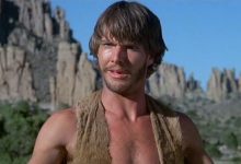 Dennis Quaid terlihat aneh seperti Lar di gua