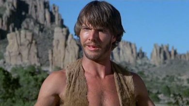 Dennis Quaid terlihat aneh seperti Lar di gua