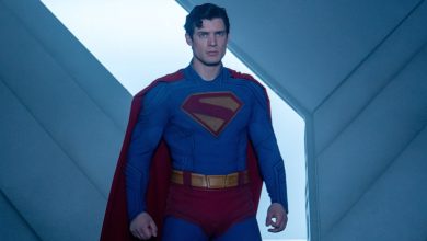 David Corenswet sebagai Superman berdiri dengan ekspresi keras di wajahnya di Superman (2025)