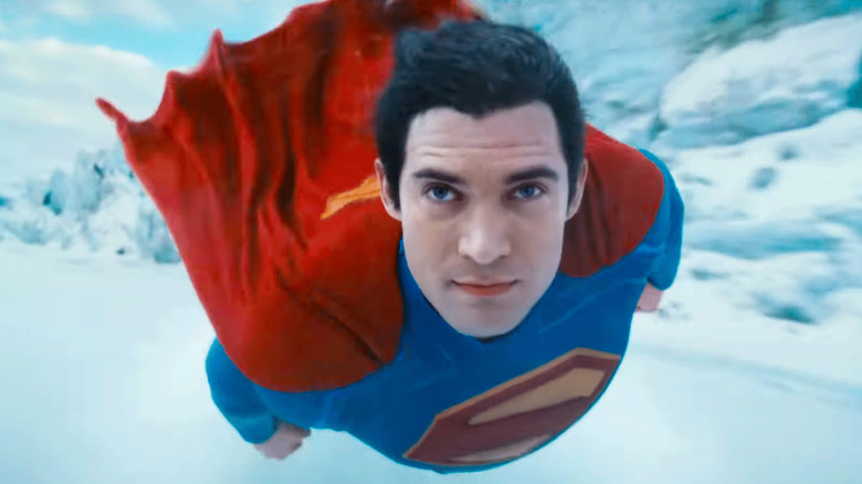 Superman terbang melalui Arktik yang beku menghadap langsung ke kamera di dalam