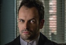 Jonny Lee Miller sebagai Sherlock Holmes Mengendapkan Alis di Elementary