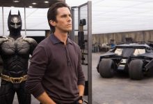 Christian Bale's Batman berdiri di depan batsuit dan tumbler di The Dark Knight
