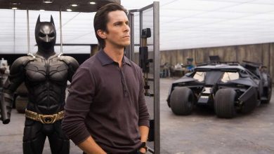 Christian Bale's Batman berdiri di depan batsuit dan tumbler di The Dark Knight