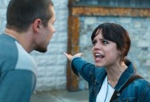 Charlie (Toby Wallace) dan Mabel (Jenna Ortega) berdebat di FinestKind