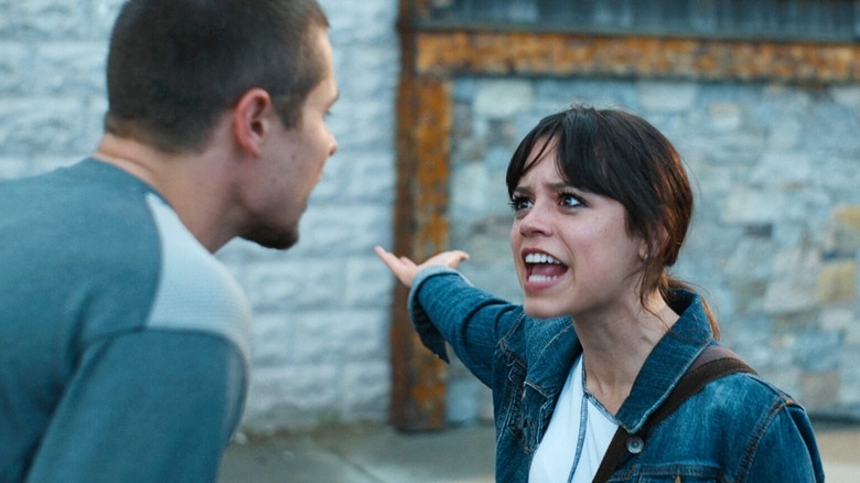 Charlie (Toby Wallace) dan Mabel (Jenna Ortega) berdebat di FinestKind