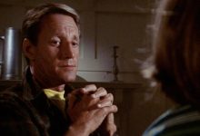 Kepala Brody (Roy Schneider) duduk bersama putranya di meja makan mereka di Jaws
