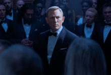 Daniel Craig sebagai James Bond dikelilingi oleh kerumunan di tuksedo dalam waktu singkat untuk mati