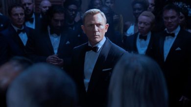 Daniel Craig sebagai James Bond dikelilingi oleh kerumunan di tuksedo dalam waktu singkat untuk mati