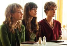 Tiga orang muda yang dikloning duduk di sebuah kafe di Never Let Me Go