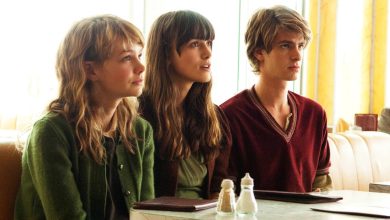 Tiga orang muda yang dikloning duduk di sebuah kafe di Never Let Me Go
