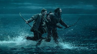 Aaron Taylor-Johnson sebagai Jamie dan Alfie Williams sebagai putranya Spike berlari melintasi perairan yang dangkal jauh dari bahaya dalam 28 tahun kemudian
