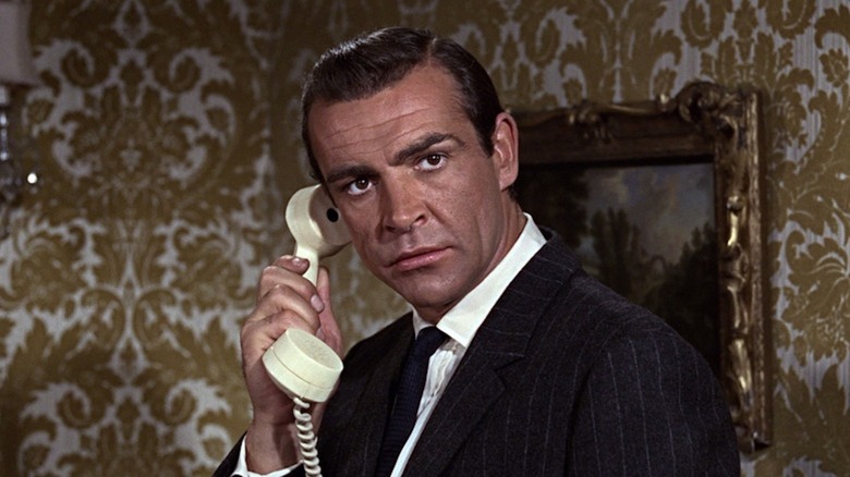 Sean Connery menerima panggilan telepon penting sebagai James Bond dari Rusia dengan cinta