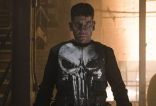 Frank Castle/The Punisher (Jon Bernthal) mengenakan seragamnya