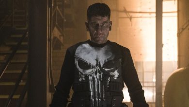 Frank Castle/The Punisher (Jon Bernthal) mengenakan seragamnya
