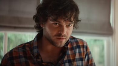 Alden Ehrenreich sebagai Yehezkiel Stane tampak intens di Ironheart