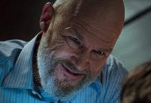 Jeff Bridges sebagai Obadiah Stane tampak mengancam dalam Iron Man