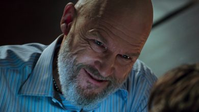Jeff Bridges sebagai Obadiah Stane tampak mengancam dalam Iron Man