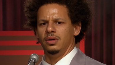Eric André terlihat canggung di acara Eric André