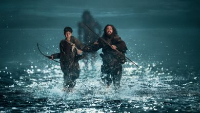 Aaron Taylor-Johnson sebagai Jamie dan Alfie Williams sebagai Spike berlari melalui air sebagai pengejaran yang terinfeksi setelah mereka dalam 28 tahun kemudian